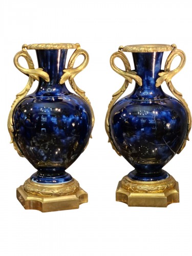 Paire de vases en porcelaine de Sèvreset bronze doré signée H.Picard