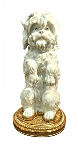 Chien Bichon frisé en porcelaine émaillée montée sur socle bronze doré