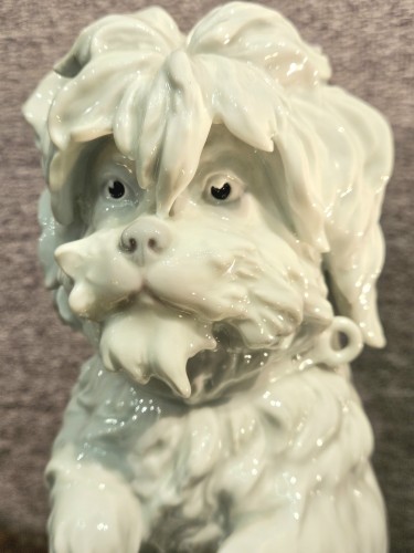 Chien Bichon frisé en porcelaine émaillée montée sur socle bronze doré - Céramiques, Porcelaines Style Art nouveau