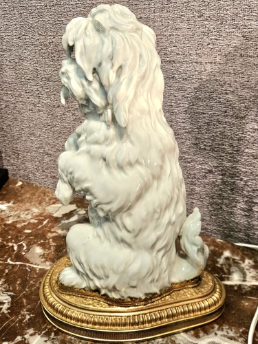 XXe siècle - Chien Bichon frisé en porcelaine émaillée montée sur socle bronze doré