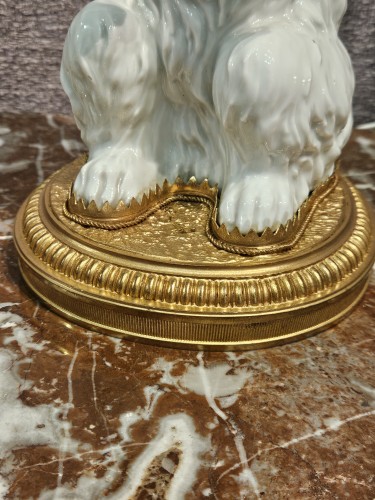Chien Bichon frisé en porcelaine émaillée montée sur socle bronze doré - Art nouveau