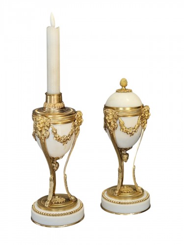 Paire de cassolettes  bougeoirs réversibles début 19e siècle en bronze doré et marbre