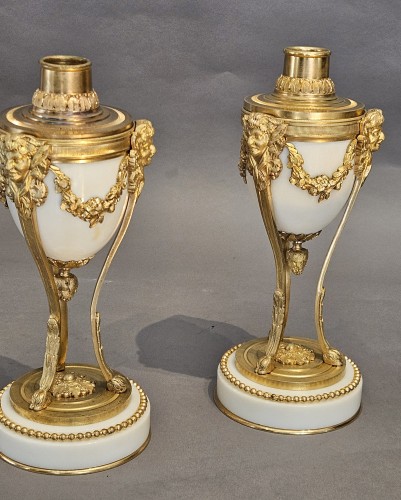 Paire de cassolettes  bougeoirs réversibles début 19e siècle en bronze doré et marbre - Luminaires Style 