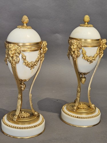 Luminaires Bougeoirs et Chandeliers - Paire de cassolettes  bougeoirs réversibles début 19e siècle en bronze doré et marbre