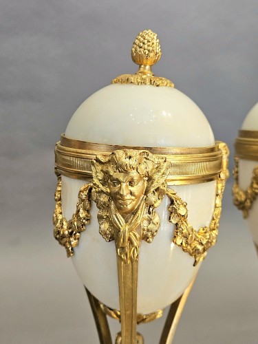 Paire de cassolettes  bougeoirs réversibles début 19e siècle en bronze doré et marbre - Hirsch Antiquités