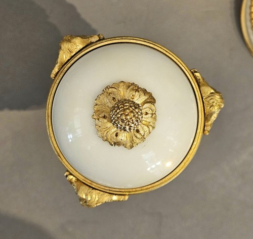 XIXe siècle - Paire de cassolettes  bougeoirs réversibles début 19e siècle en bronze doré et marbre