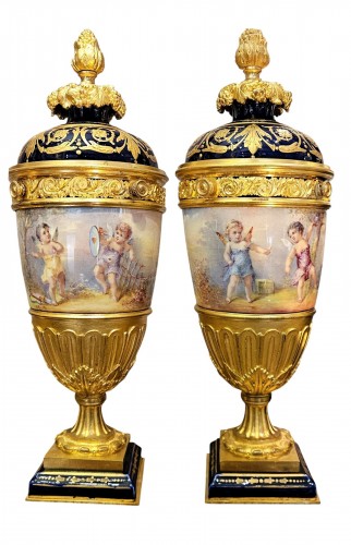 Paire de vases couverts en porcelaine de Sèvres et bronze doré