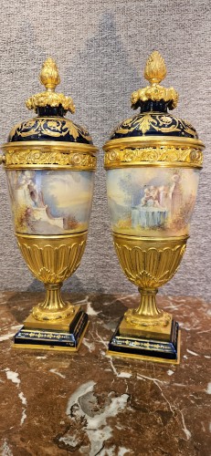 Paire de vases couverts en porcelaine de Sèvres et bronze doré - Objet de décoration Style 