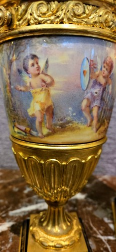 Paire de vases couverts en porcelaine de Sèvres et bronze doré - 