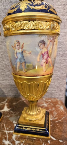  - Paire de vases couverts en porcelaine de Sèvres et bronze doré