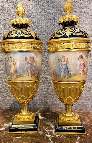 Antiquités - Paire de vases couverts en porcelaine de Sèvres et bronze doré