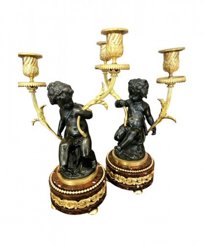 Paire de candélabres aux putti en bronze doré et patiné