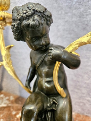 Paire de candélabres aux putti en bronze doré et patiné - Hirsch Antiquités