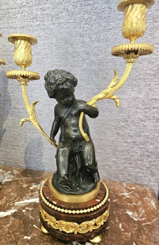 Antiquités - Paire de candélabres aux putti en bronze doré et patiné