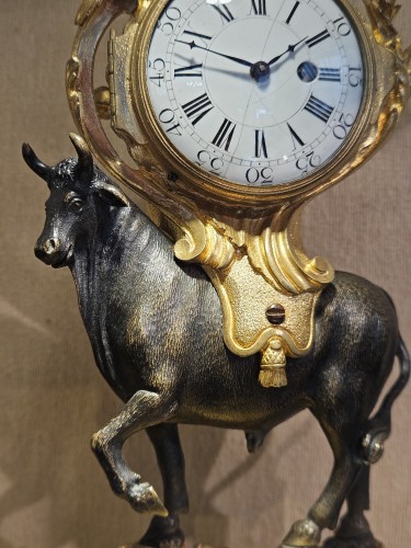 Horlogerie Pendule - Pendule de table au taureau Louis XV