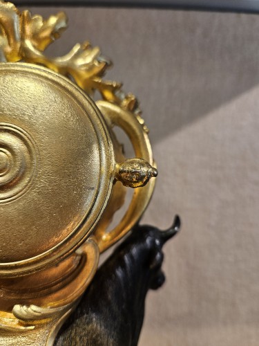 Pendule de table au taureau Louis XV - Hirsch Antiquités