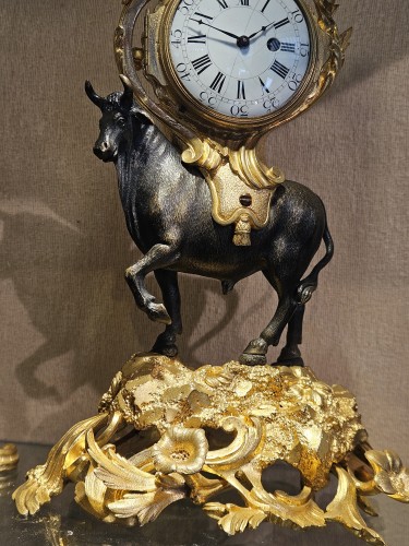 XVIIIe siècle - Pendule de table au taureau Louis XV