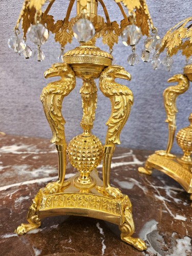 Paire de bougeoirs en bronze doré aux aigles et pampilles - Luminaires Style Empire