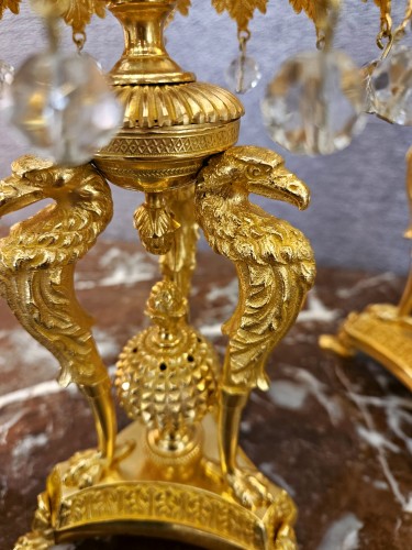 Luminaires Bougeoirs et Chandeliers - Paire de bougeoirs en bronze doré aux aigles et pampilles