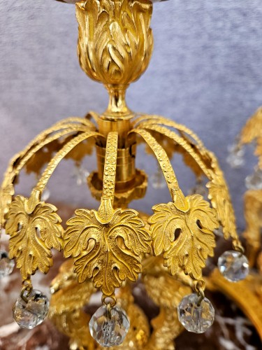 XIXe siècle - Paire de bougeoirs en bronze doré aux aigles et pampilles