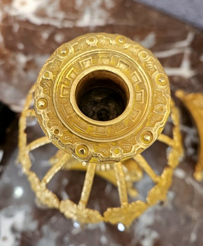 Paire de bougeoirs en bronze doré aux aigles et pampilles - Empire