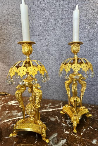 Empire - Paire de bougeoirs en bronze doré aux aigles et pampilles