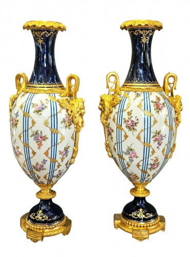 Importante paire de vases Napoléon III en porcelaine et bronze doré d'ormolu