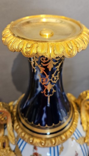 Importante paire de vases Napoléon III en porcelaine et bronze doré d'ormolu - Objet de décoration Style Napoléon III