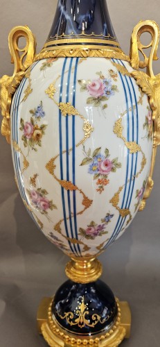 Objet de décoration Cassolettes, coupe et vase - Importante paire de vases Napoléon III en porcelaine et bronze doré d'ormolu