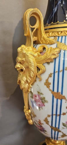 Importante paire de vases Napoléon III en porcelaine et bronze doré d'ormolu - Hirsch Antiquités