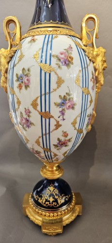 XIXe siècle - Importante paire de vases Napoléon III en porcelaine et bronze doré d'ormolu