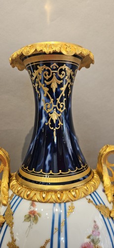 Importante paire de vases Napoléon III en porcelaine et bronze doré d'ormolu - Napoléon III