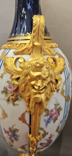 Napoléon III - Importante paire de vases Napoléon III en porcelaine et bronze doré d'ormolu