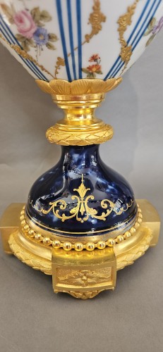 Antiquités - Importante paire de vases Napoléon III en porcelaine et bronze doré d'ormolu