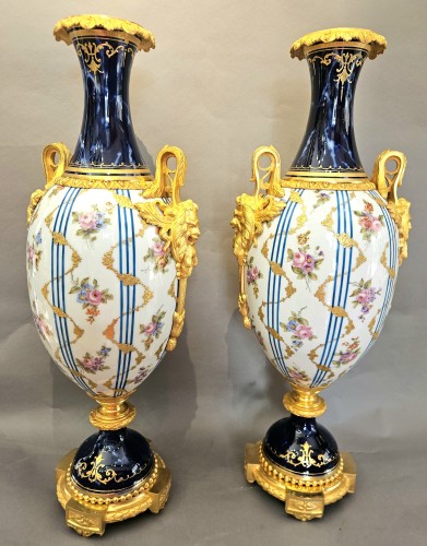 Antiquités - Importante paire de vases Napoléon III en porcelaine et bronze doré d'ormolu