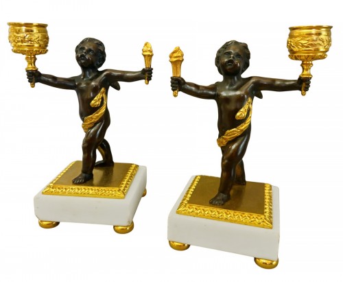 Paire de bougeoirs aux amours en bronze doré et patiné, 19e siècle