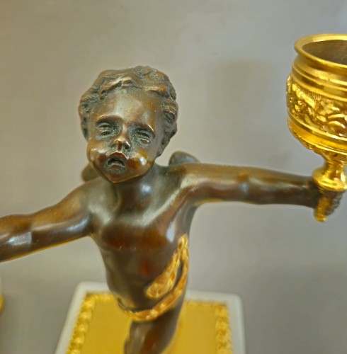 Luminaires Bougeoirs et Chandeliers - Paire de bougeoirs aux amours en bronze doré et patiné, 19e siècle