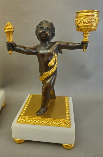 Paire de bougeoirs aux amours en bronze doré et patiné, 19e siècle - Hirsch Antiquités