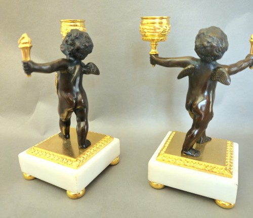XIXe siècle - Paire de bougeoirs aux amours en bronze doré et patiné, 19e siècle