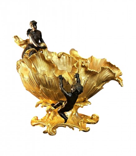 Grande coupe allégorique en bronze doré et patiné signée S.KINSBURGER (1855-1935)
