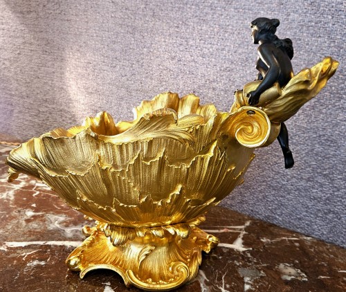 XIXe siècle - Grande coupe allégorique en bronze doré et patiné signée S.KINSBURGER (1855-1935)