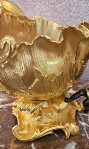 Antiquités - Grande coupe allégorique en bronze doré et patiné signée S.KINSBURGER (1855-1935)