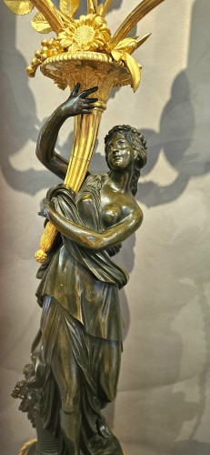 Paire de candélabres aux figures allégoriques en bronze patiné et bronze doré, époque - Luminaires Style Louis XVI