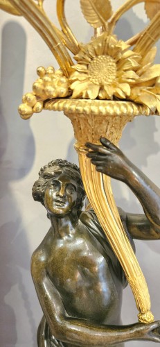 Luminaires Bougeoirs et Chandeliers - Paire de candélabres aux figures allégoriques en bronze patiné et bronze doré, époque