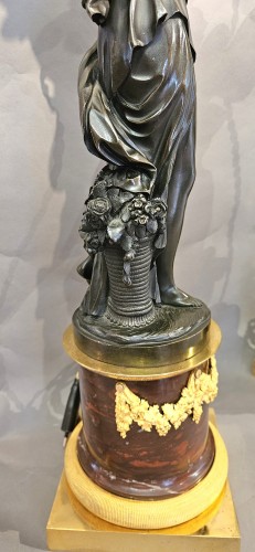 XIXe siècle - Paire de candélabres aux figures allégoriques en bronze patiné et bronze doré, époque
