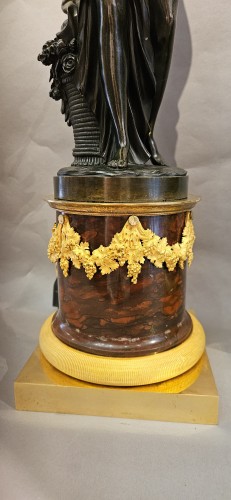 Paire de candélabres aux figures allégoriques en bronze patiné et bronze doré, époque - Louis XVI