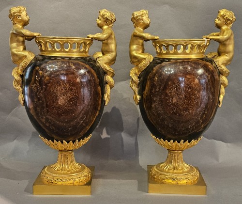 Paire de vases en jaspe Mokaïte et bronze doré au mercure, Paris vers 1805–1815 - Objet de décoration Style Empire