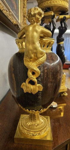 Antiquités - Paire de vases en jaspe Mokaïte et bronze doré au mercure, Paris vers 1805–1815