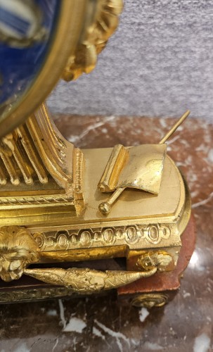Pendule aux symboles maçonniques, fin XVIIIe siècle, début XIXe. - Hirsch Antiquités