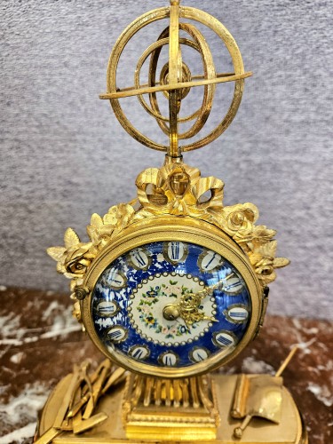 Pendule aux symboles maçonniques, fin XVIIIe siècle, début XIXe. - Louis XVI